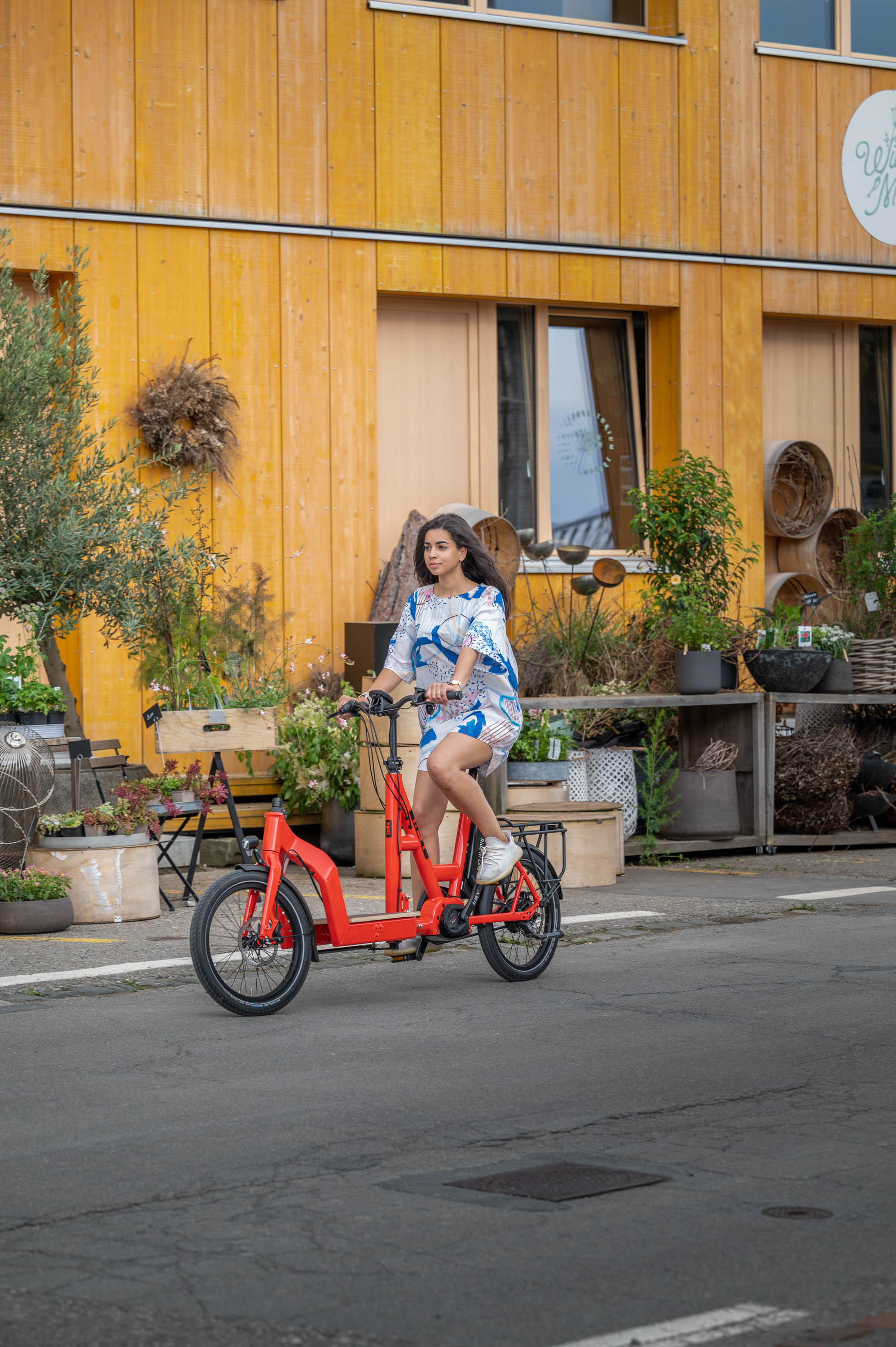 ebike_e-lastenrad_isy_frau_fährt_2022